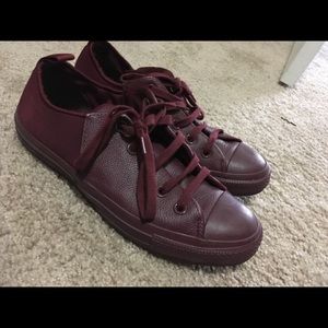 Maroon size 8 Unisex sneakers